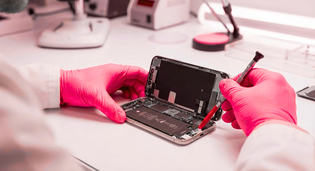 Technician at a top-rated phone repair company replacing a cracked screen